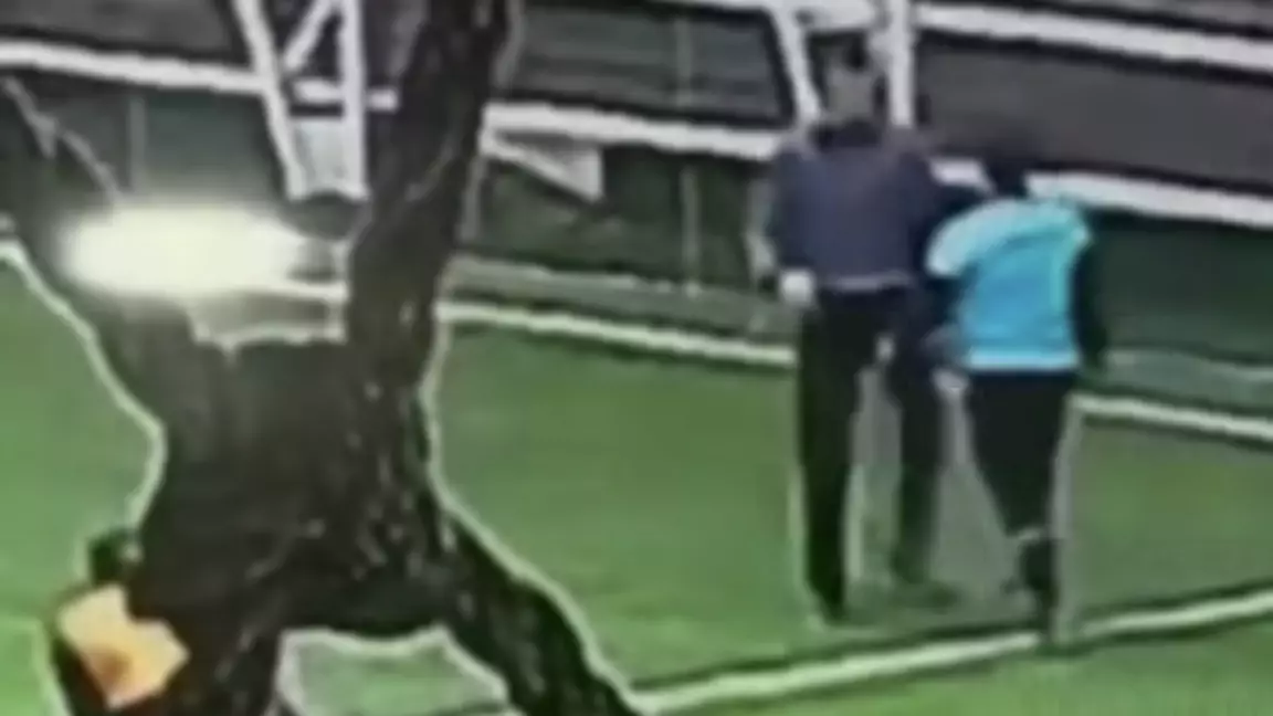 Шымкентте аудан әкімінің қоластындағыларды ұрған видеосы тарады