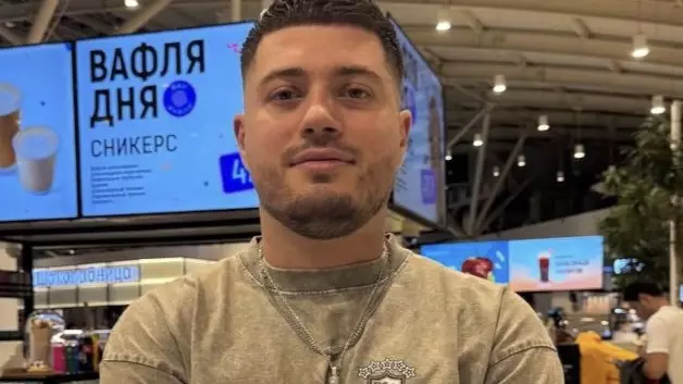 Қазақ қыздарын кемсіткен ресейлік блогер елге оралғанын мәлімдеді