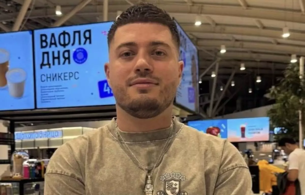 «Өкінемін»: Қазақ қыздарын қорлаған ресейлік блогер кешірім сұрады (ВИДЕО)