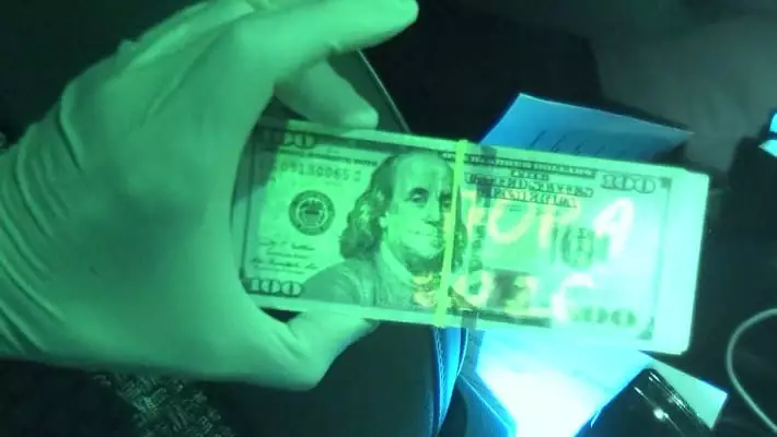 В Намангане задержали сотрудника прокуратуры при получении 9 тыс. долларов