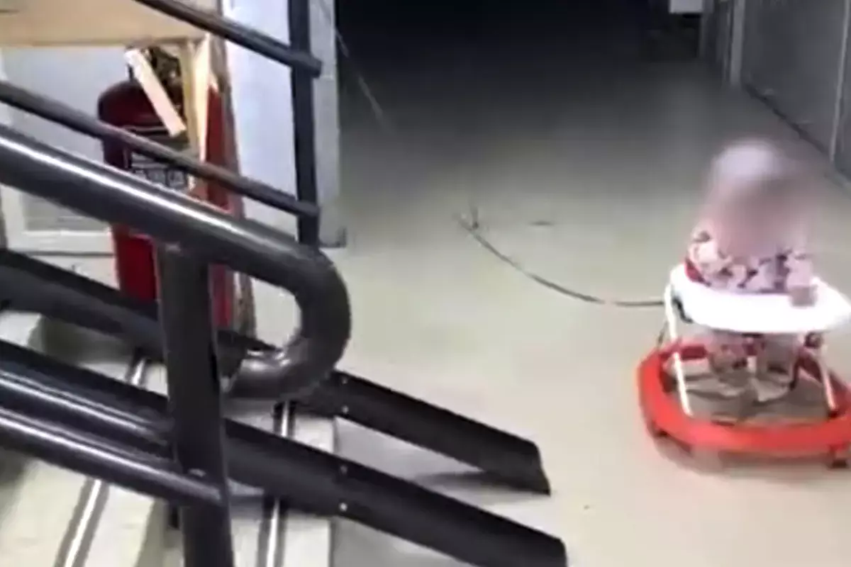 В Казани годовалую девочку на поводке обнаружили в торговом центре - новости на Lada.kz 02.03.2026