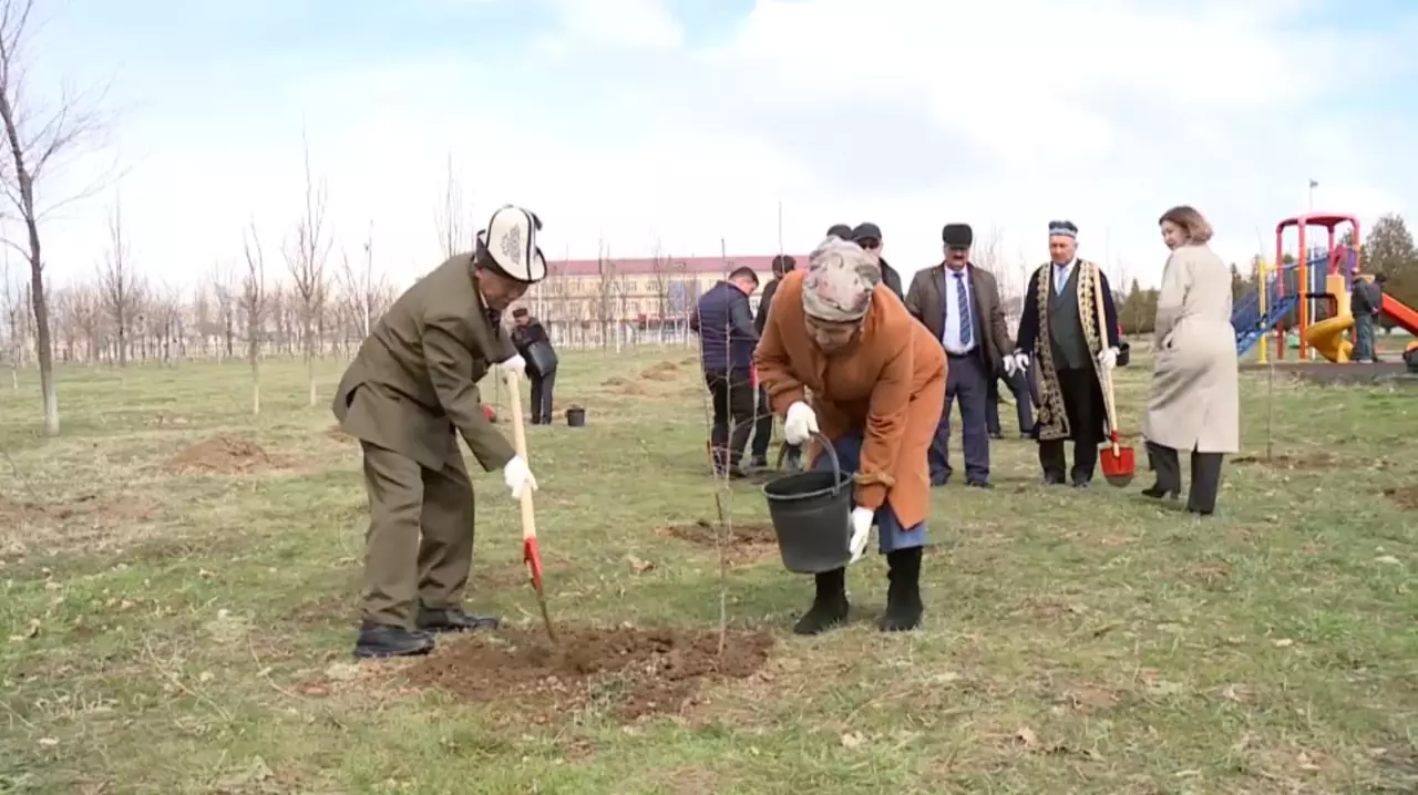 Түлкібастағы орталық саябаққа бір мың түп емен ағашы отырғызылды