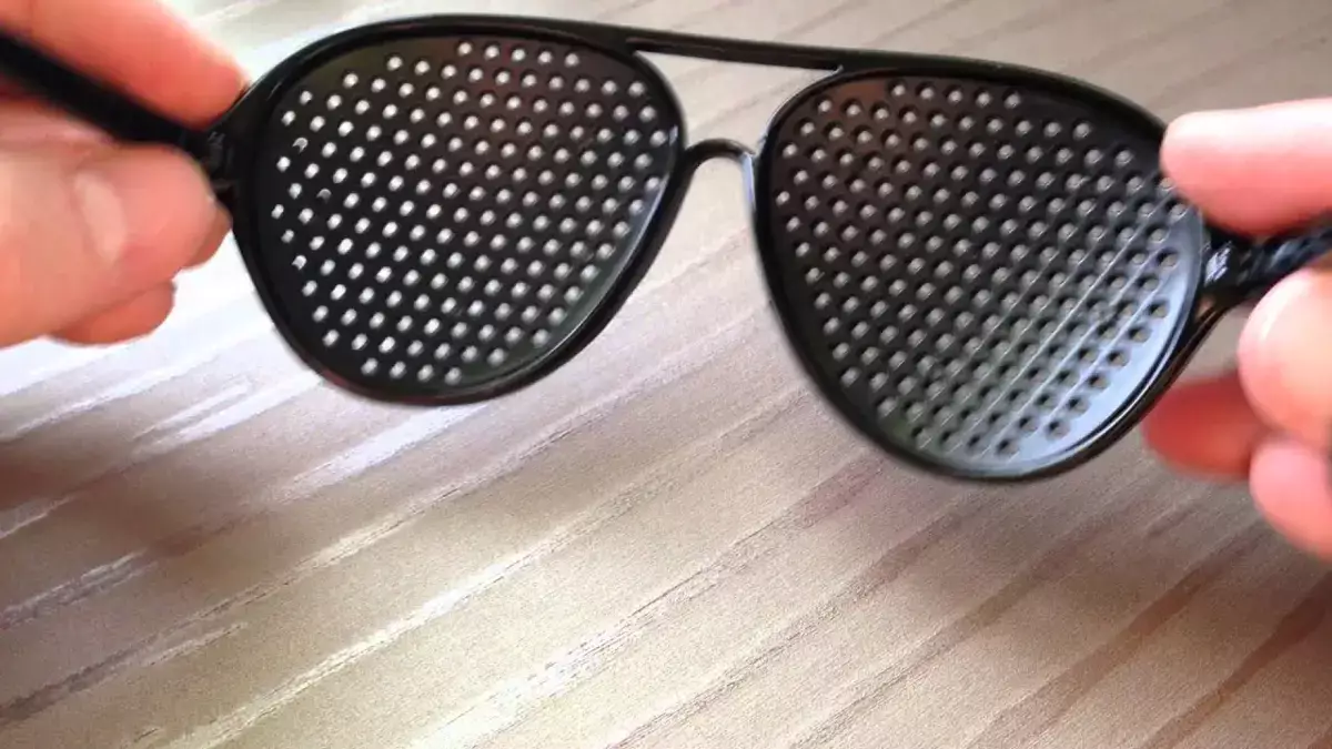 Очки с дырочками не спасут ваши глаза: офтальмолог развеяла популярный миф - новости на Lada.kz 02.03.2026