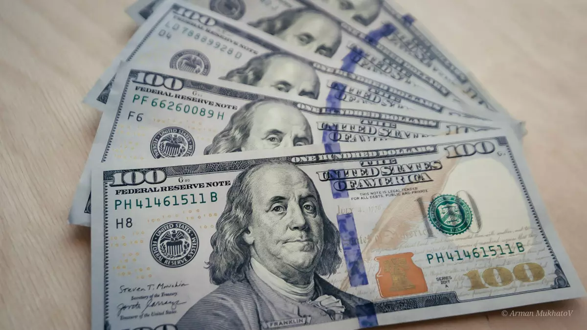 Тенге ослаб к доллару до 501,63 по итогам торгов на KASE