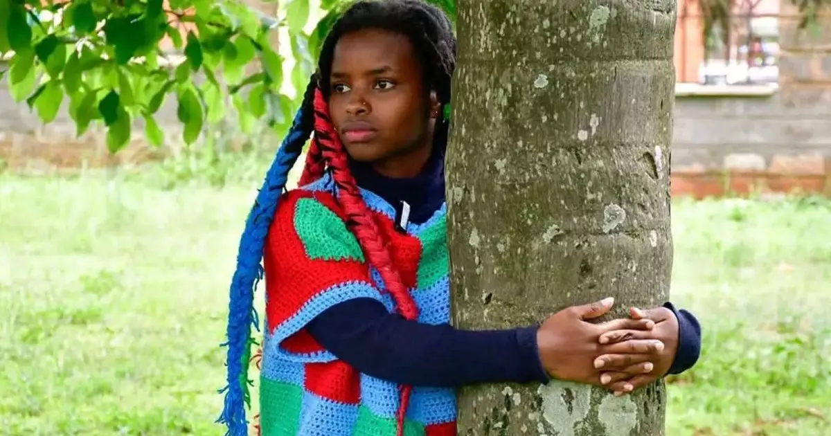  22 жастағы қыз 3 күн бойы ағашты құшақтап тұрып, адам сенгісіз нәтижеге жетті 