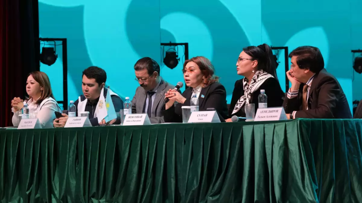 Сенатор Бибигуль Жексенбай обсудила со студентами проект новой Конституции