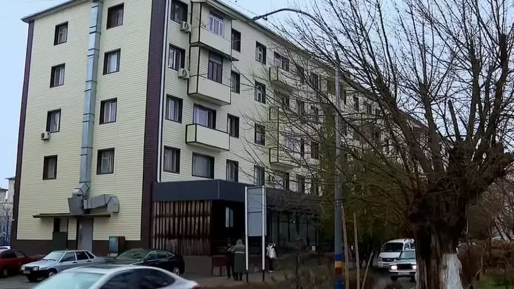 Трещины и вода в подвалах: жители Кентау боятся обрушения жилых домов