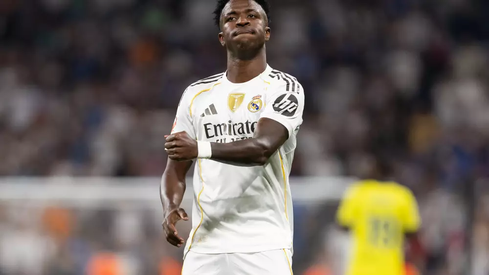 Сенсацией с двумя удалениями обернулся матч “Реала“