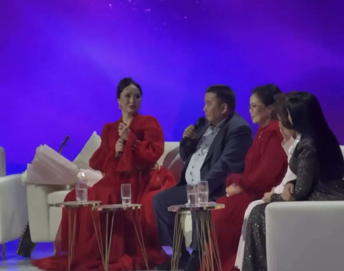 «13 жасымда Алматыға әкеліп, оқуға түсірді»: Қарақат Әбілдина өнерге келуіне себепкер адамды айтты