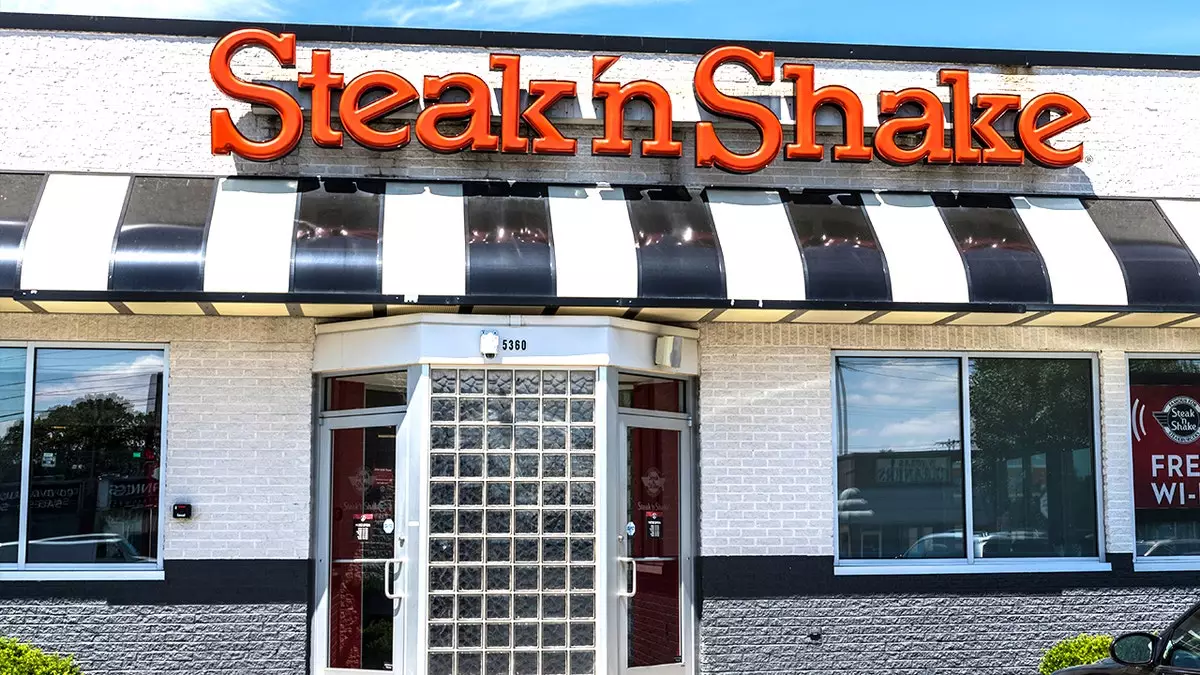 "Steak 'n Shake разжигает онлайн-дебаты, предложив сотрудникам бонус в 21 цент в биткоинах: 'Вот так надо'."