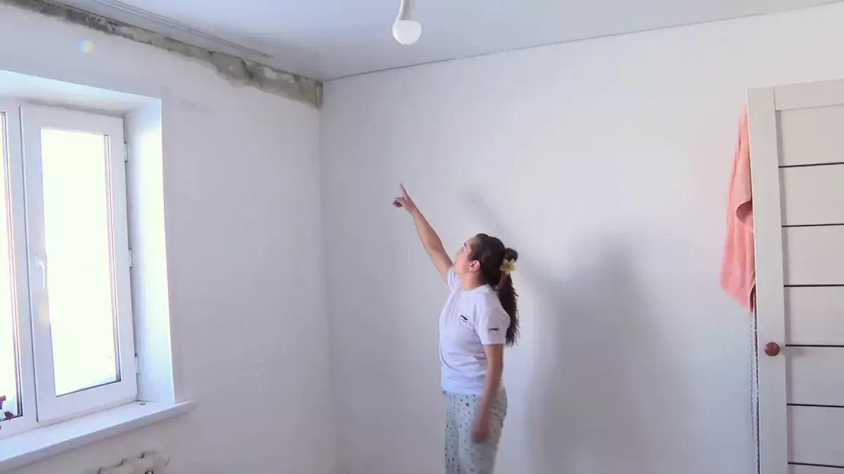 Төбеден су сорғалап тұр: ШҚО-да былтыр қолданысқа берілген баспананың сапасы сын көтермейді