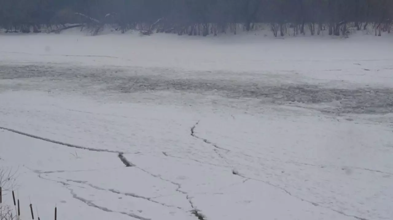 Лед взрывают на реках ЗКО