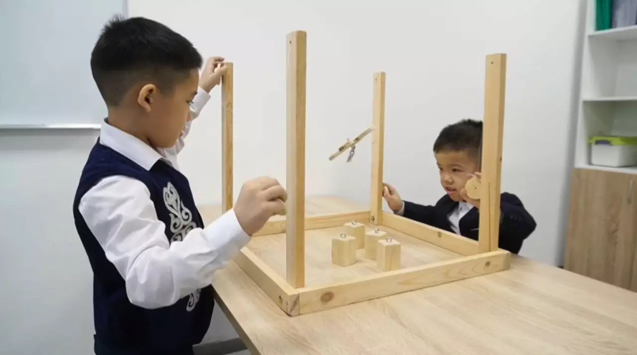 Семейлік оқушылар моториканы дамытатын үстел ойынын жасады