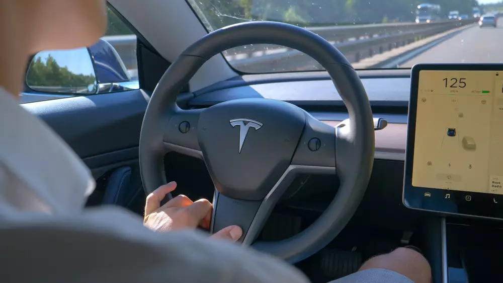 Авто Tesla проехали 13 миллиардов километров без водителя: когда введут полный автопилот