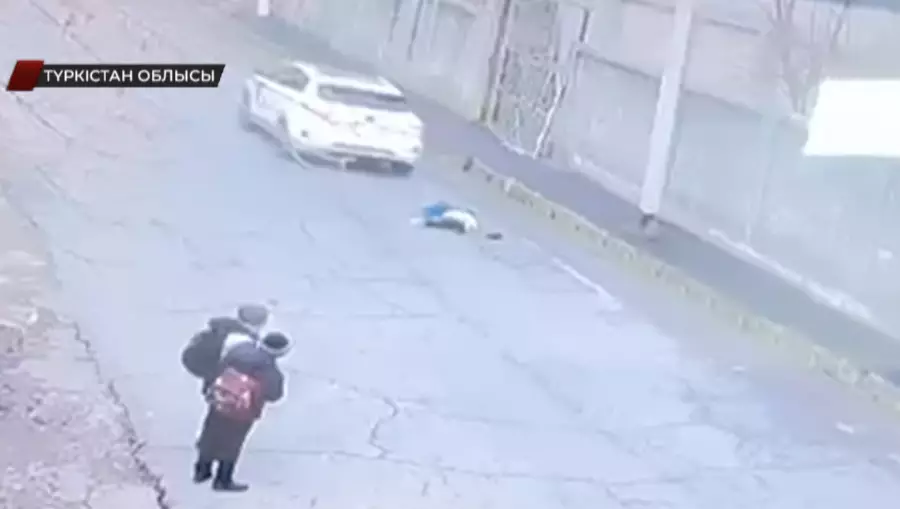 Түркістан облысында әйел екі баланы қағып кеткен (видео)