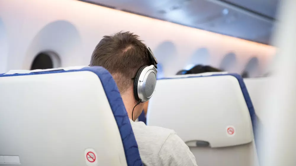 Популярная авиакомпания запретила пассажирам слушать музыку