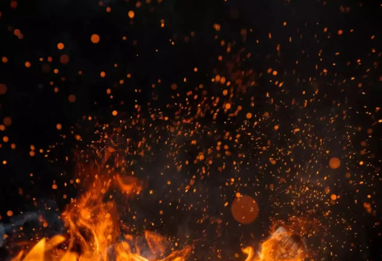 20 человек эвакуировали из-за пожара в многоэтажном доме в Караганде