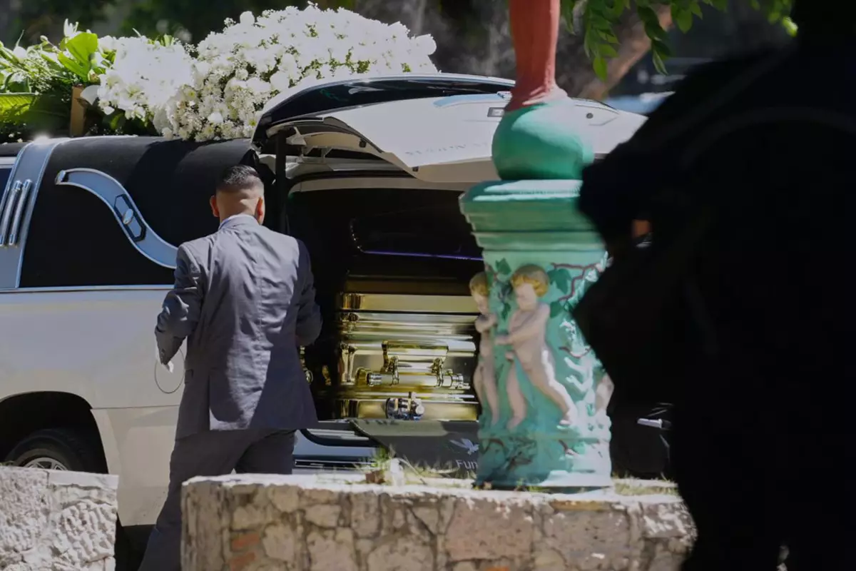 Золотой гроб и колонна катафалков: как хоронили наркобарона Эль Менчо