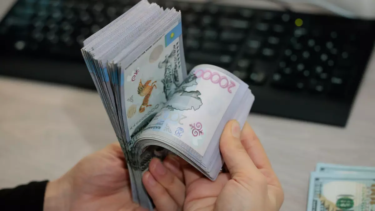 ҚазАвтоЖол басшысы қанша айлық алатынын айтты 