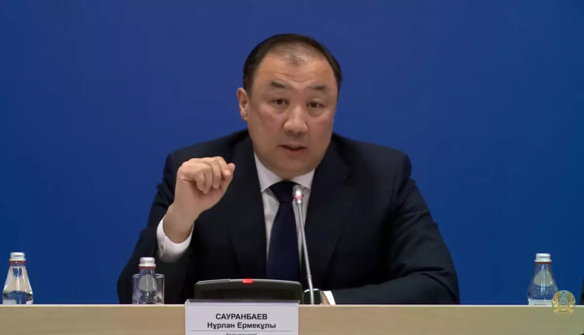 "Әлдеқайда арзан": Көлік министрі желіде талқыға түскен бас киімінің құны қанша екенін айтты