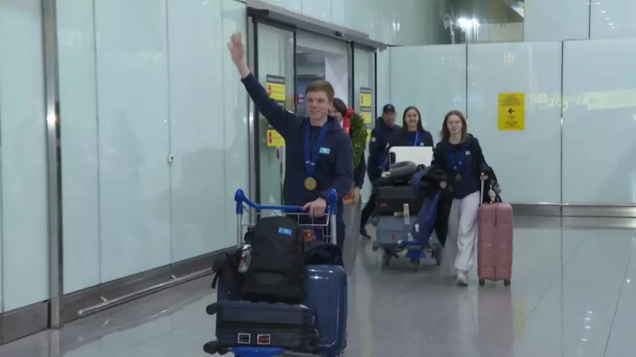 Сборную РК по конькобежному спорту торжественно встретили в аэропорту Астаны