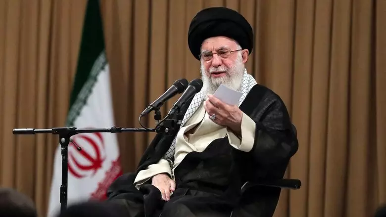 Ирандағы топалаң: Али Хаменеиді сатып кеткен күдікті кім?