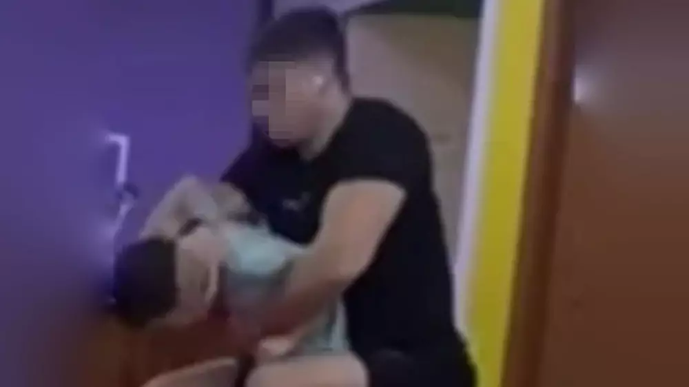 “Заламывал ребёнку руки“: центр коррекции в Алматы попал в скандал