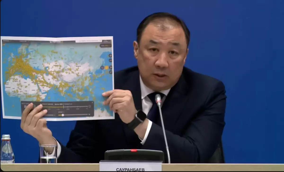 Көлік министрі Үкіметтегі брифингке әуе кеңістігінің жабылғанын көрсететін карта алып келді (видео)