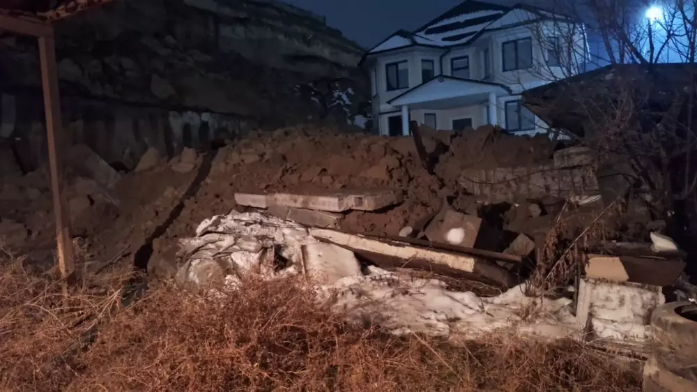 В Бесагаше оползень снова сошел на жилые дома: ранее жильцы просили их переселить