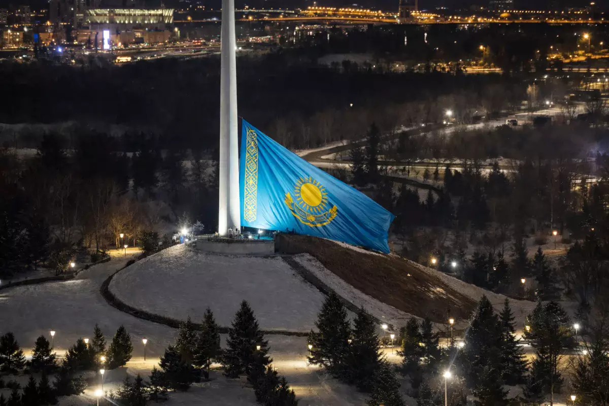 Приспущенный флаг на Площади госсимволов Астаны перепугал казахстанцев