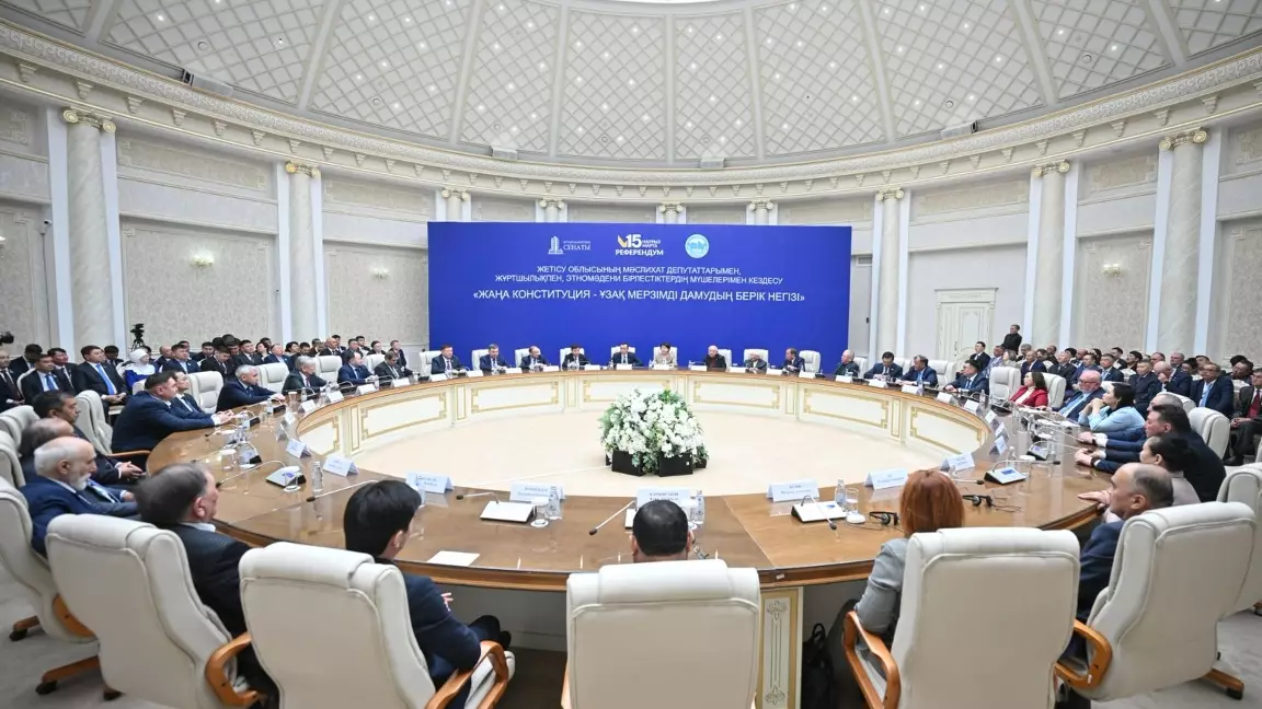 Мәулен Әшімбаев Жетісу фермерлерімен Жаңа Конституцияны талқылады