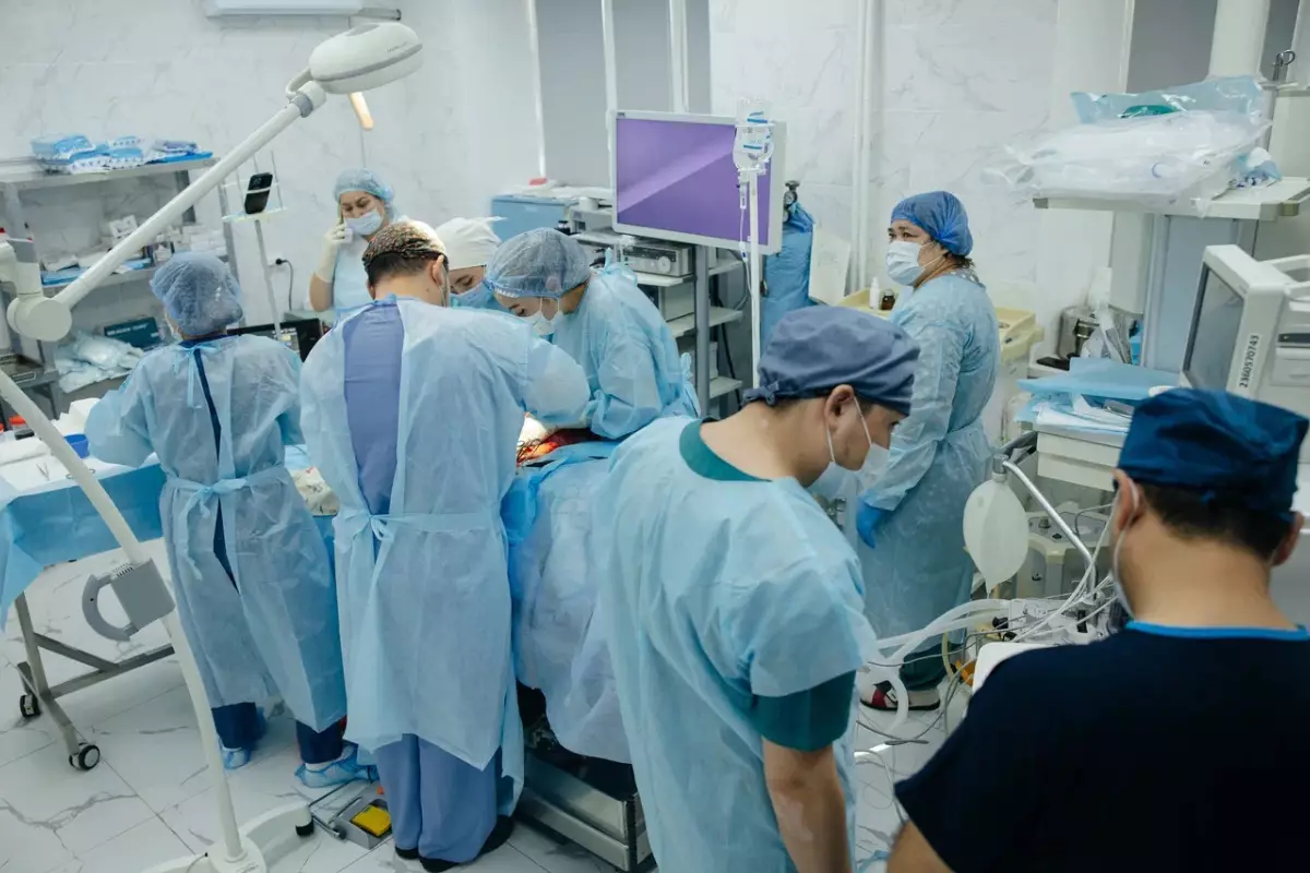 До 5 миллионов тенге подъемных: как в Атырауской области решают дефицит врачей