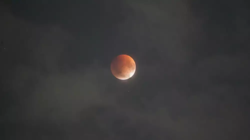 “Кровавая Луна“ нависнет над Землей: когда и где казахстанцы увидят необычное явление