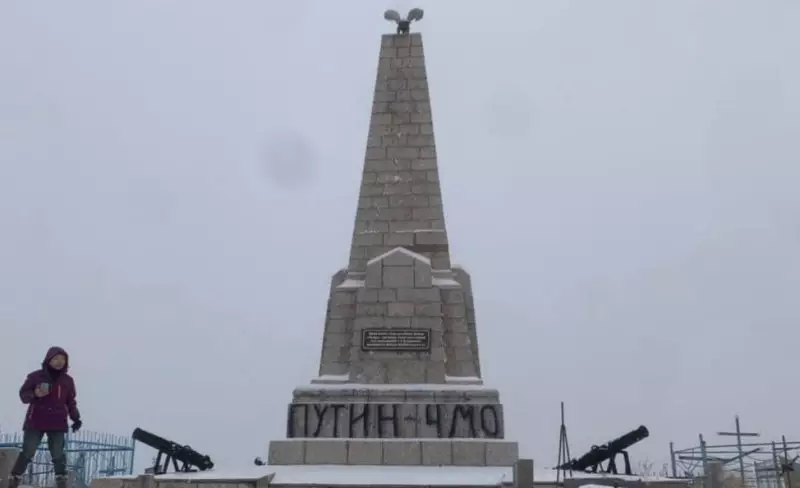 Надпись про Путина появилась на скандальном памятнике в Казахстане