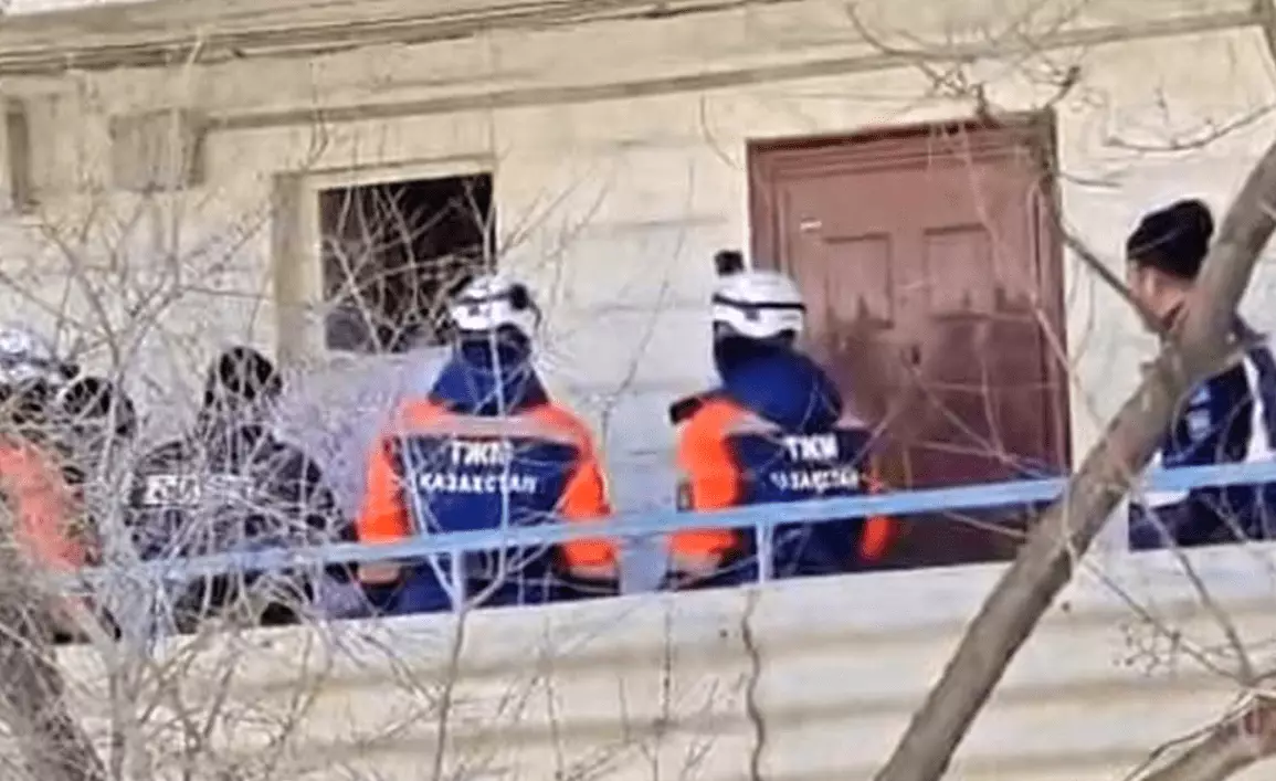 Соседи почувствовали запах — в квартире обнаружили тело