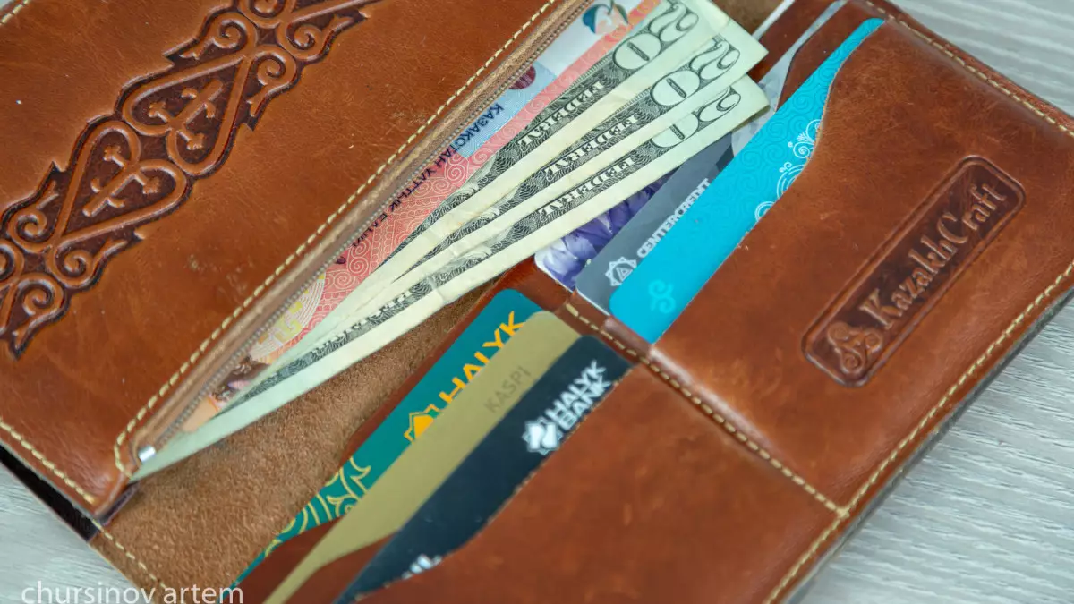 Тенге укрепился к доллару на торгах KASE