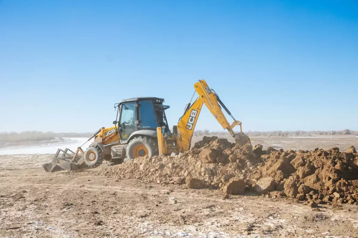 Защита от большой воды: в девяти селах Атырауской области завершили строительство дамб