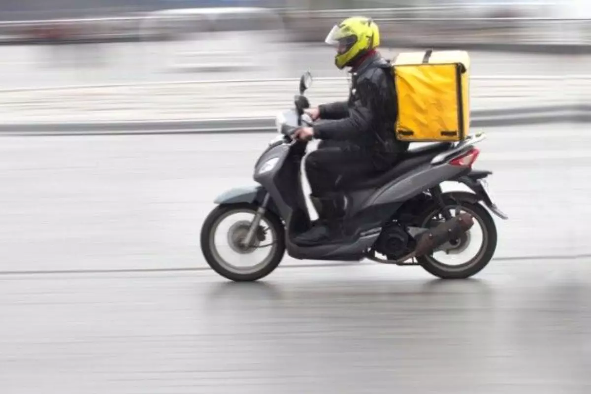 "Самый жесткий пункт": курьерам Яндекса официально запретили физический контакт с клиентками