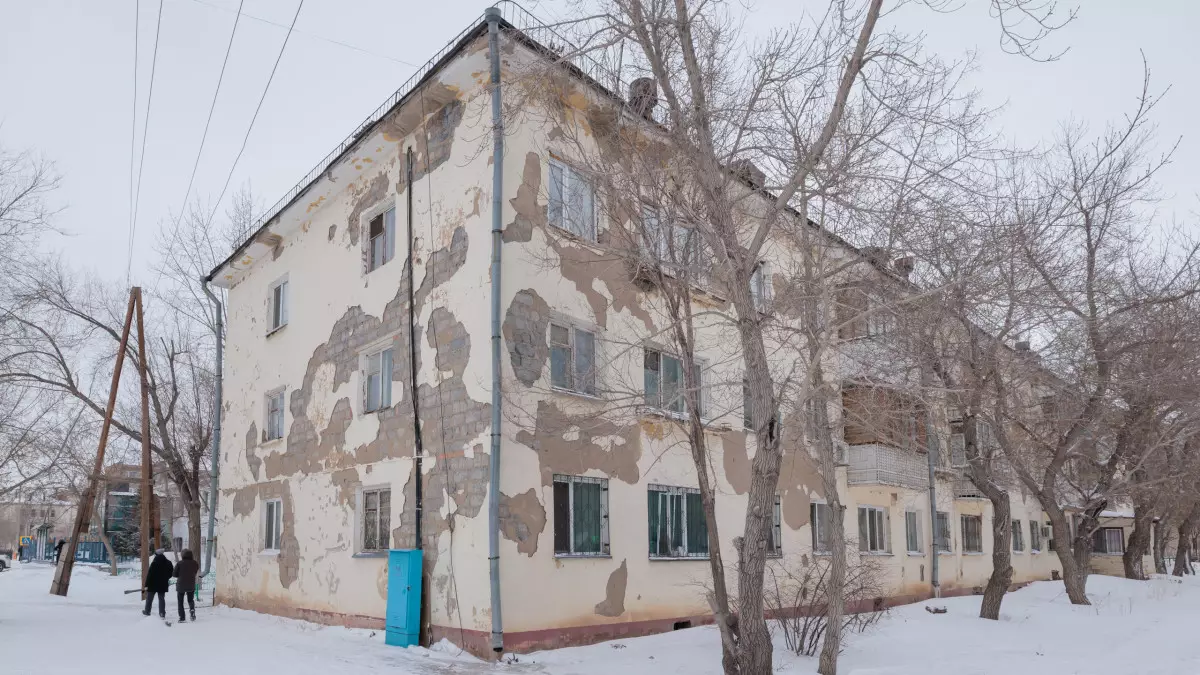 Дыры в плитах и отсыревшие стены: Дом в Астане отказываются признавать аварийным