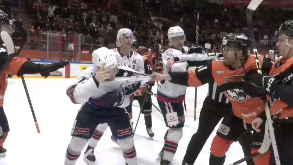 Матч конкурентов “Барыса“ за плей-офф обернулся массовой дракой