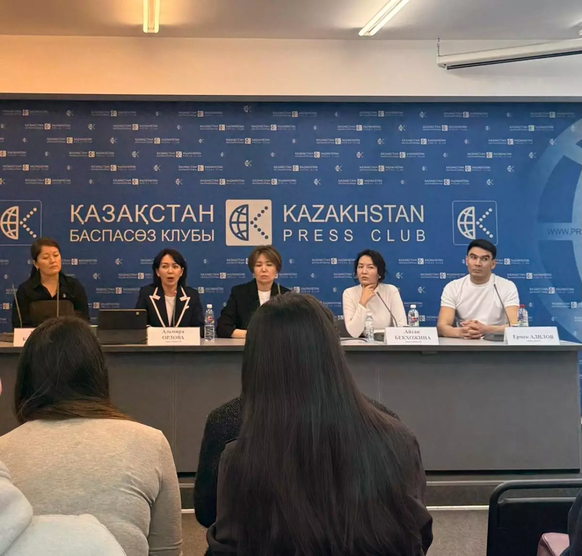 «Тамақты қолмен салған»: Алматыдағы элиталық мектепте асханаға қатысты жанжал шықты (ФОТО)