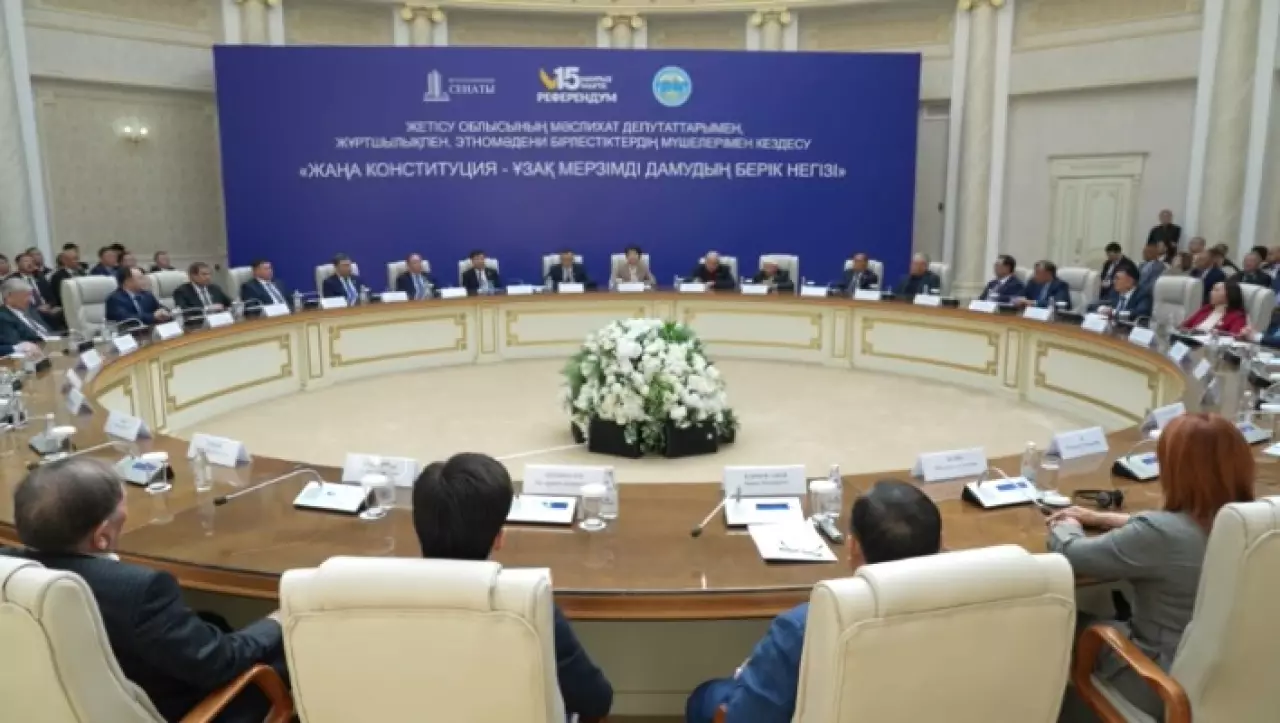 Ашимбаев обсудил проект новой Конституции с общественностью Жетысу