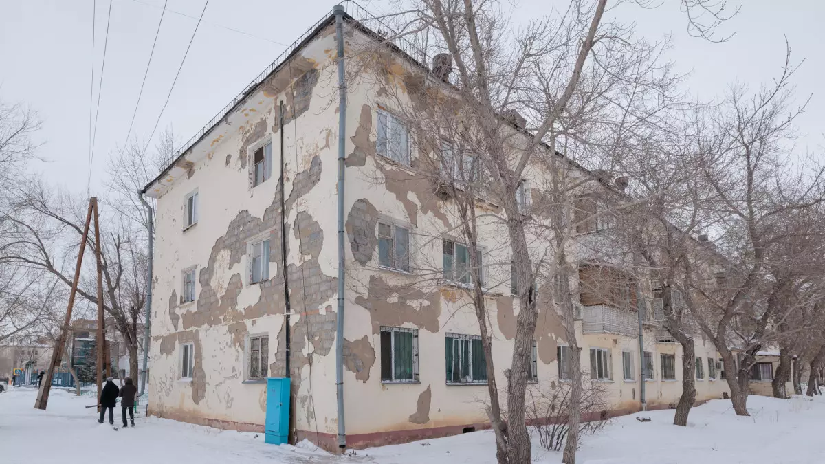 Плитадағы тесіктер мен дымқылданған қабырға: Астанада ескі тұрғын үй апатты деп танылмай отыр