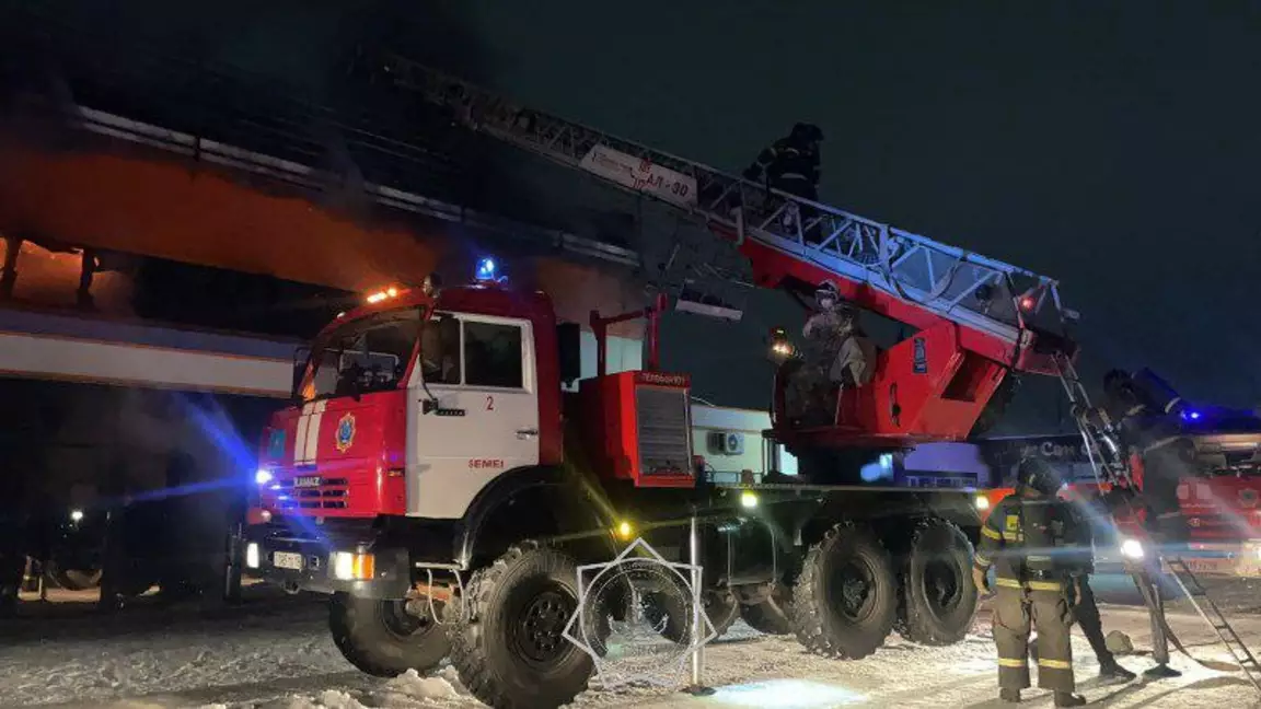 Семейде ойын-сауық орталығы өртеніп жатыр