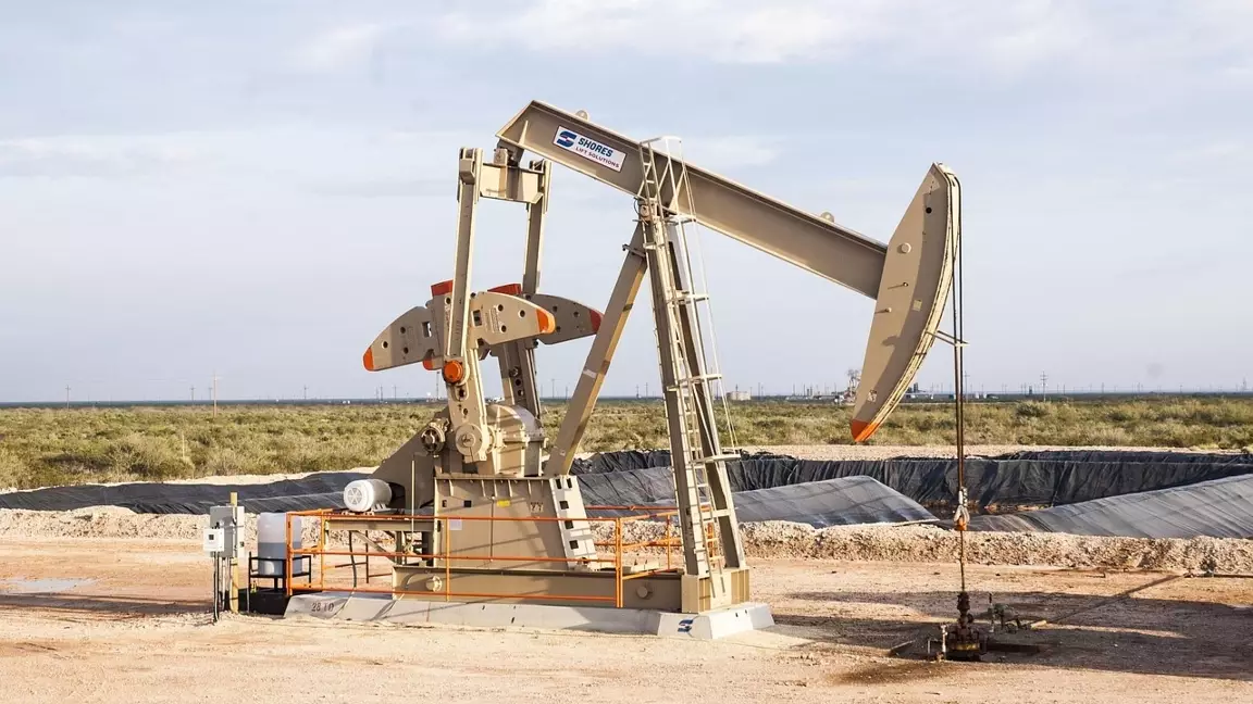 Мұнай шарықтады: Brent $84-ке таяп, бір күнде 8% өсті