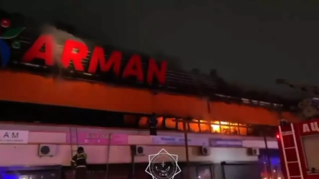 Огнеборцы тушат пожар в развлекательном центре в Семее