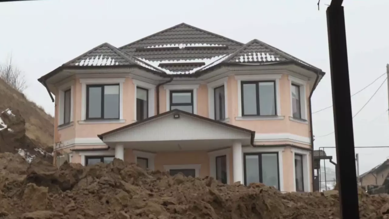 Бесағашта топырақ сырғып, тұрғындар қауіпсіз жерге көшірілді