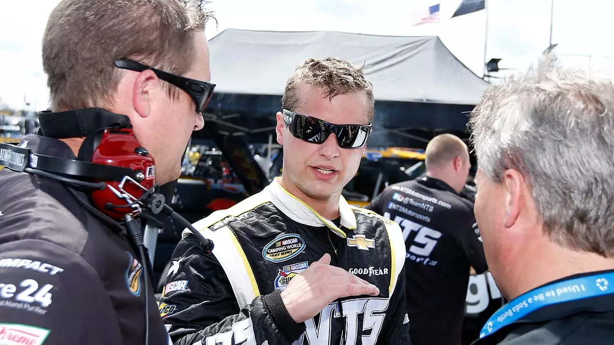 Бывший гонщик NASCAR Чейз Пистон умер в возрасте 42 лет.