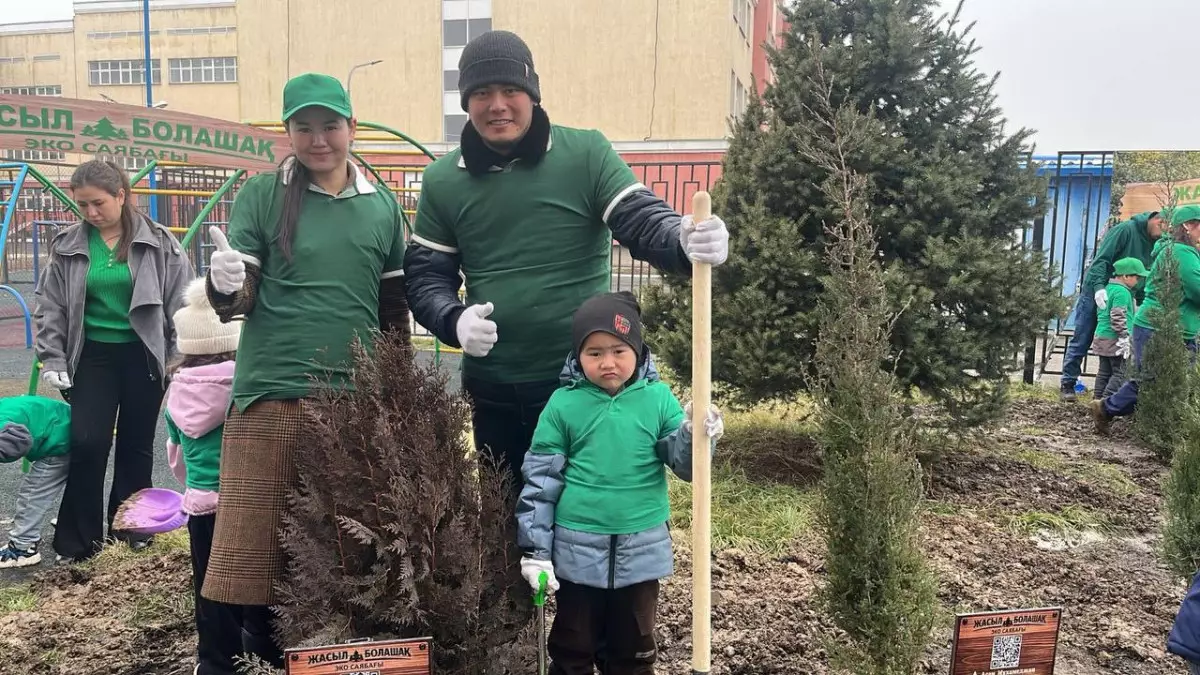 Маленькие алматинцы высадили свои первые деревья
