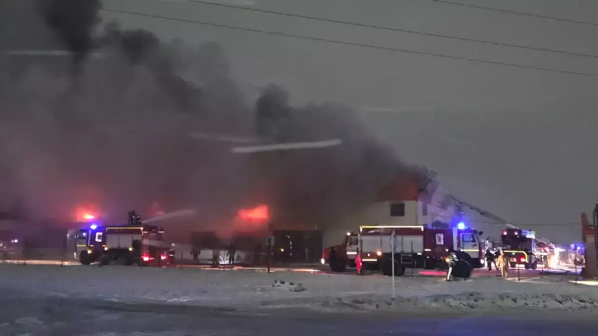 Семейде «BalaPark» өртенді: шатыр құлап, аспанды қара түтін басты